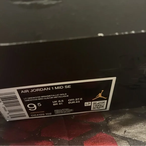 Jordan Air Mid SE in Black and Gold - Picture 6 of 6